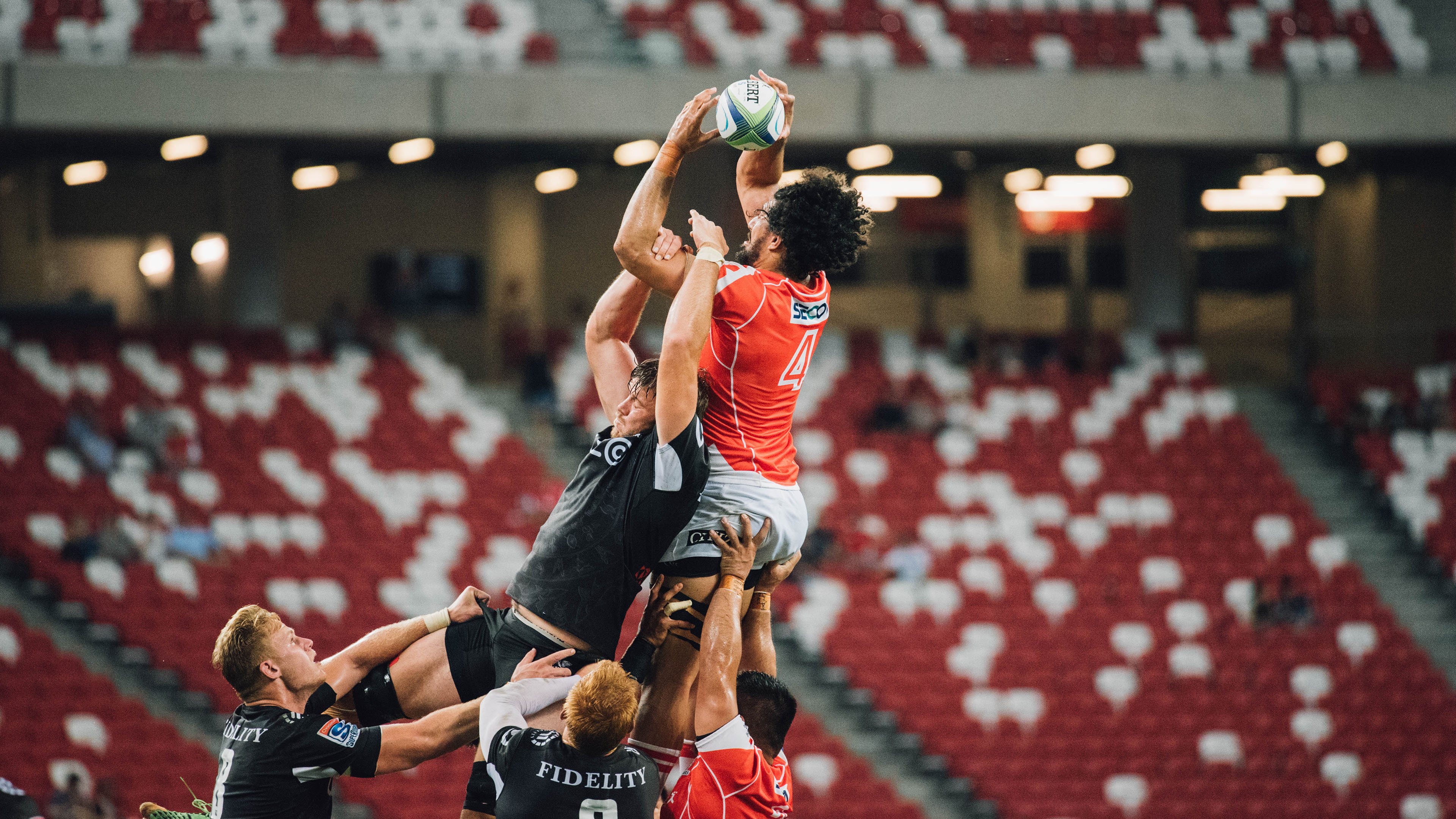 塔图姆之夜，当F1争冠的轰鸣，遇见篮球场上的绝对统治